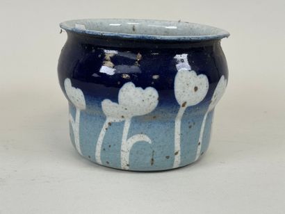 Petit cache-pot en céramique à décor de fleurs.
Travail...