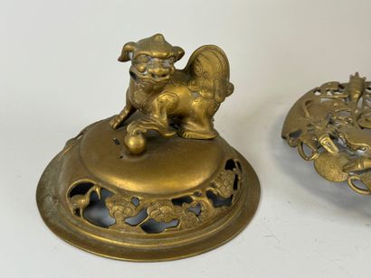 ASIE, XXe.
Important brûle-parfum en bronze...