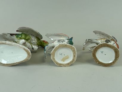 MEISSEN.
Trois sujets en porcelaine polychrome...