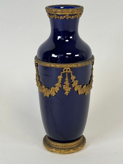 Vase en céramique sur fond bleu, la monture...