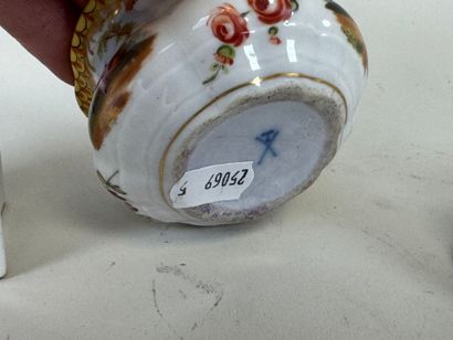 MEISSEN.
Deux encriers en porcelaine polychrome...