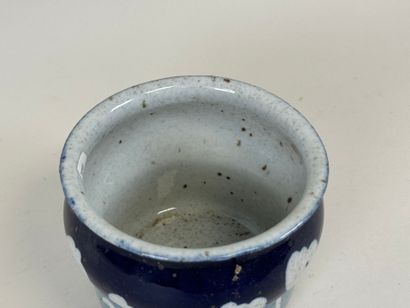 Petit cache-pot en céramique à décor de fleurs.
Travail...