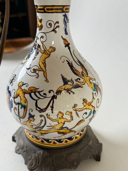 GIEN.
Lampe à pétrole en faïence polychrome...