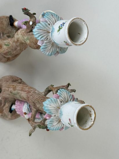 Paire de sujets en porcelaine polychrome...