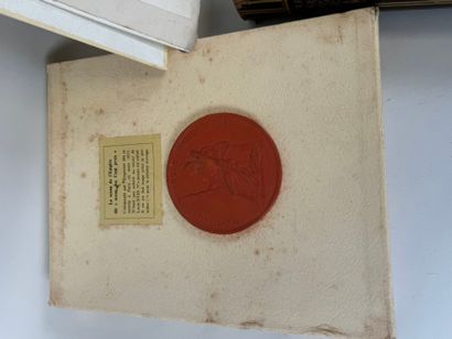 Lot divers comprenant :
- un livre sur Napoléon,...