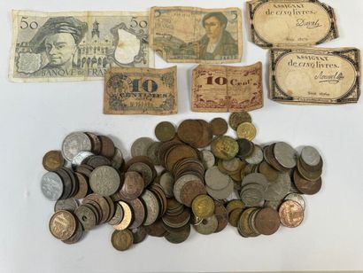 Vrac de monnaie, 4 billets de banque et 2...