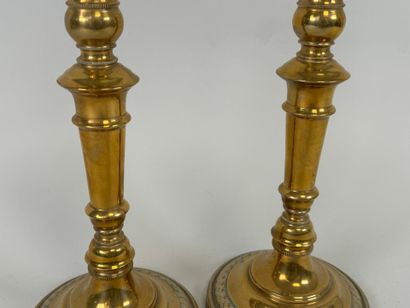 Paire de bougeoirs en bronze, la base circulaire...