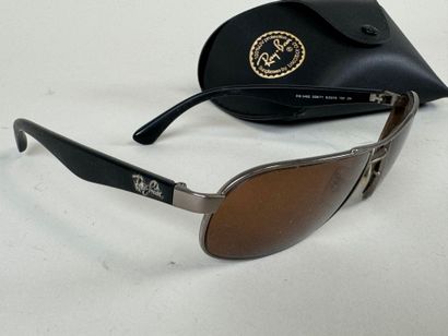 RAY BAN.
Paire de lunettes de soleil.
Présentées...