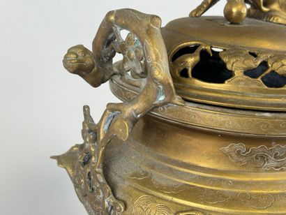 ASIE, XXe.
Important brûle-parfum en bronze...