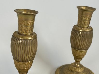 Paire de flambeaux en bronze, la base circulaire...