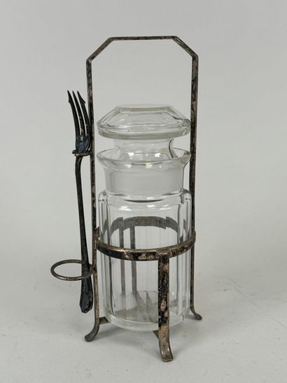 Pot à cornichons en métal argenté et verre.
H....