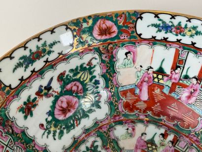 ASIE, XXe.
Grande coupe ou jatte en porcelaine...