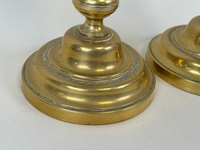 Paire de bougeoirs en bronze, la base circulaire.
H....