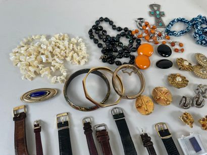 Lot de bijoux fantaisie dont montres dont...
