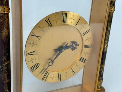 Pendule de bureau en métal doré et verre...