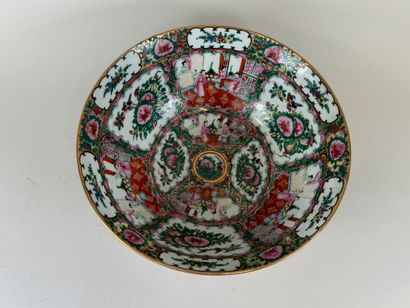 ASIE, XXe.
Grande coupe ou jatte en porcelaine...