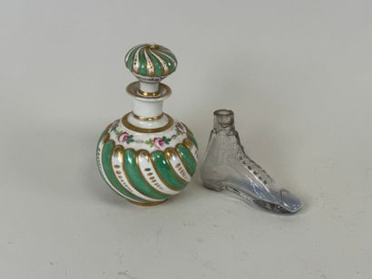 Lot comprenant :
- un flacon en porcelaine...