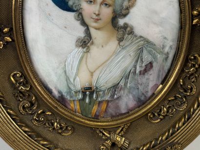 École, vers 1900.
Femme au chapeau.
Miniature...