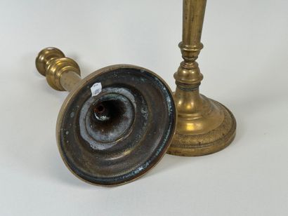 Paire de flambeaux en bronze doré, la base...