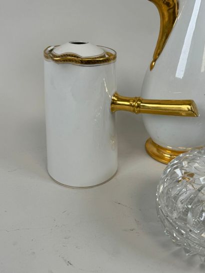 Lot comprenant une verseuse en porcelaine...
