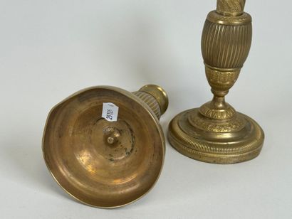 Paire de flambeaux en bronze, la base circulaire...