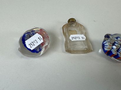 Lot comprenant :
- un flacon à parfum en...