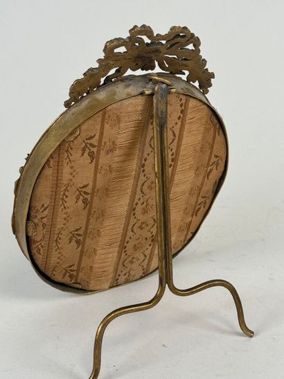 École, vers 1900.
Femme au chapeau.
Miniature...