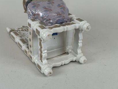 LLADRO.
Femme assise.
Sujet en porcelaine...