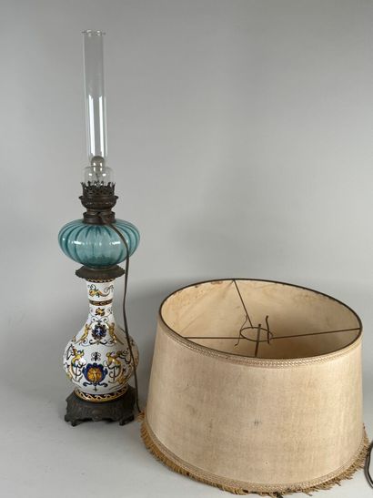 GIEN.
Lampe à pétrole en faïence polychrome...