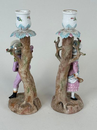 Paire de sujets en porcelaine polychrome...