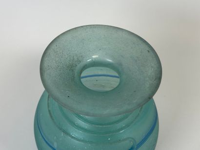 Vase en patte de verre bleuté dans le goût...