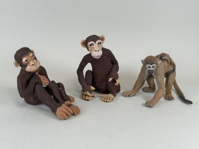 Trois sujets en céramique polychrome figurant...