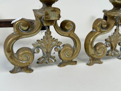 Paire de chenets en laiton et fonte à décor...