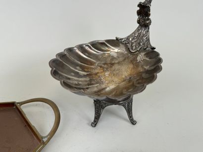 Lot comprenant :
- un samovar en cuivre et...