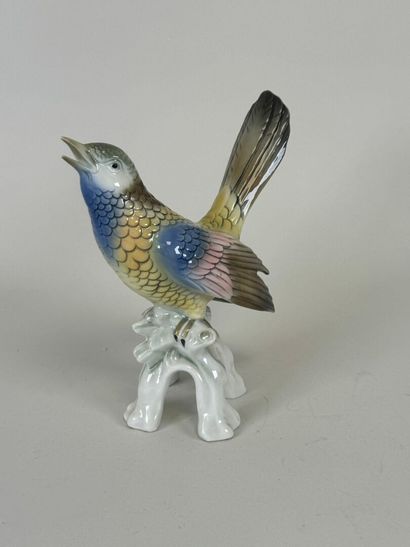 Sujet en porcelaine polychrome figurant un...
