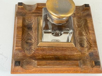 Encrier en bois, verre et laiton.
Vers 1900.
11...
