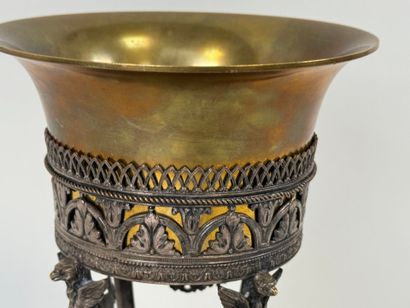 Coupe ajourée sur pied à décor de feuillages...
