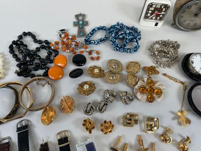 Lot de bijoux fantaisie dont montres dont...