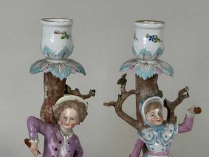 Paire de sujets en porcelaine polychrome...