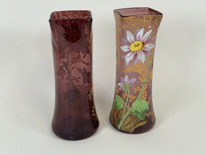 Paire de vases en verre coloré et émaillé...