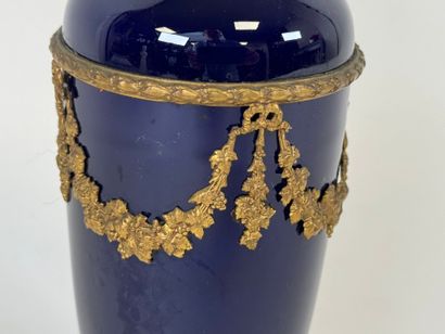 Vase en céramique sur fond bleu, la monture...