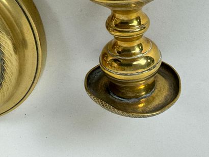 Paire de bougeoirs en bronze, la base circulaire.
H....