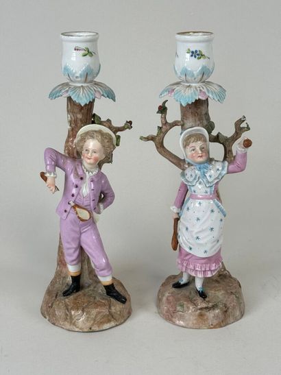 Paire de sujets en porcelaine polychrome...