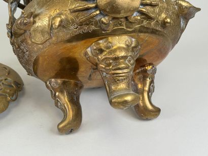 ASIE, XXe.
Important brûle-parfum en bronze...