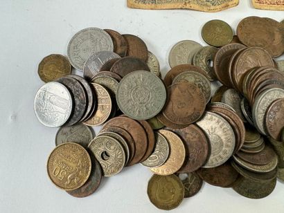 Vrac de monnaie, 4 billets de banque et 2...