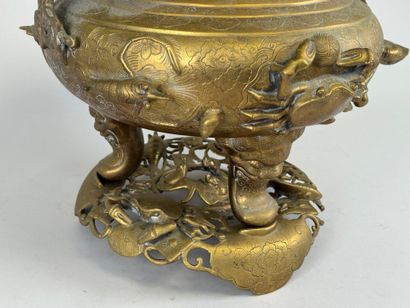 ASIE, XXe.
Important brûle-parfum en bronze...