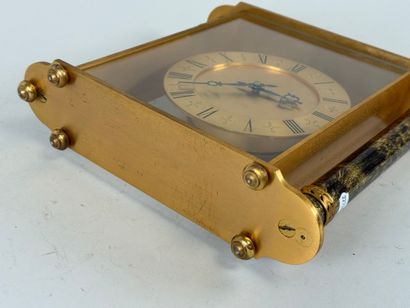 Pendule de bureau en métal doré et verre...