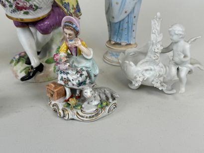 Lot comprenant divers sujets en porcelaine,...