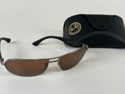 RAY BAN.
Paire de lunettes de soleil.
Présentées...
