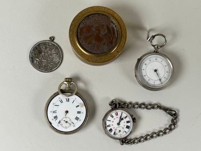 Lot comprenant :
- deux montres de gousset.
-...